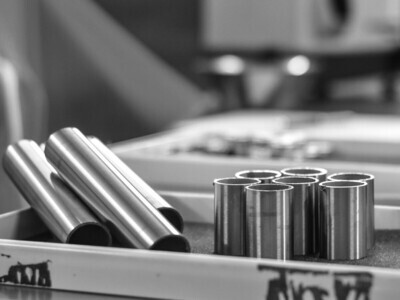 Rohmaterial-Reste aus Urgroßvaters-Tüftlerwerkstatt im Shop