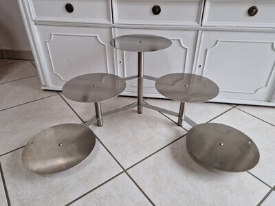 Selbstbau Tortenständer mit drei Etagen und fünf Kuchenplatten mit 30 cm Durchmesser.