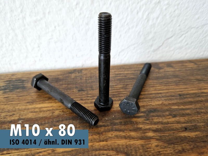 Sechskantschraube schwarz auf Holzunterlage, Maschinenschraube mit Teilgewinde; ISO 4014 M10 x 80 - 8.8 Stahl blank