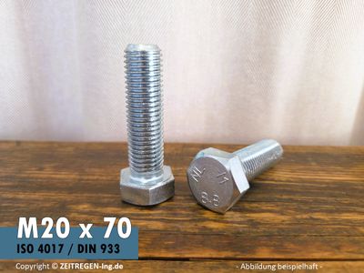 Zwei silbrige metrische Schrauben mit Sechskantkopf auf Werkbank