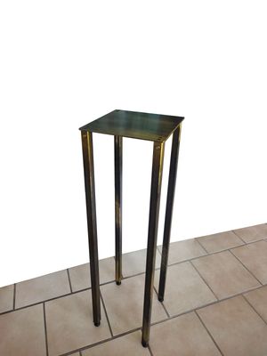 Stahlpodest mit Messingabrieb zur Präsentation von künstlerischen Objekten wie Skulpturen. 