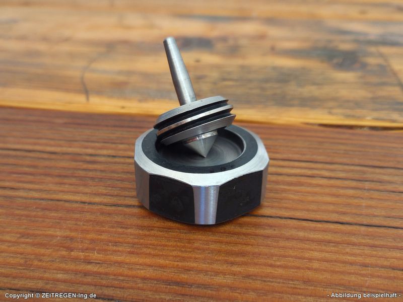 Im Kreiselteller ruht der stählerne Kreisel nach seinem Spiel