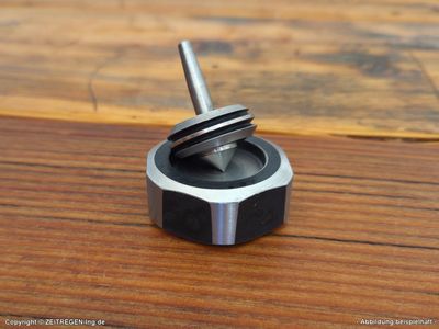 Im Kreiselteller ruht der stählerne Kreisel nach seinem Spiel