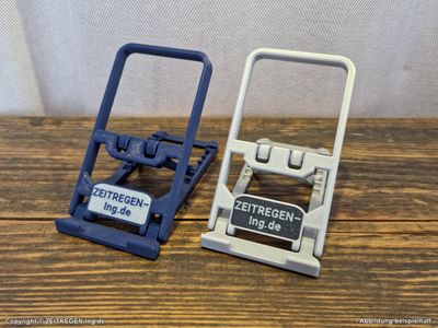 Ständer für das Smartphone in Alu-Silber oder Saphirblau.