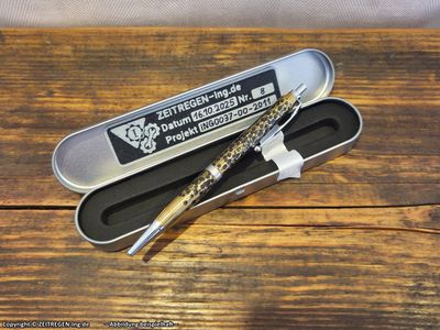 Klickkugelschreiber-Hammerschlag Messing brüniert Ein handwerkliches Unikat ist ein jeder dieser Mes-sing-Kugelschreiber mit Klickmechanismus.