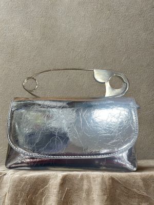 silvery pin handle clutch