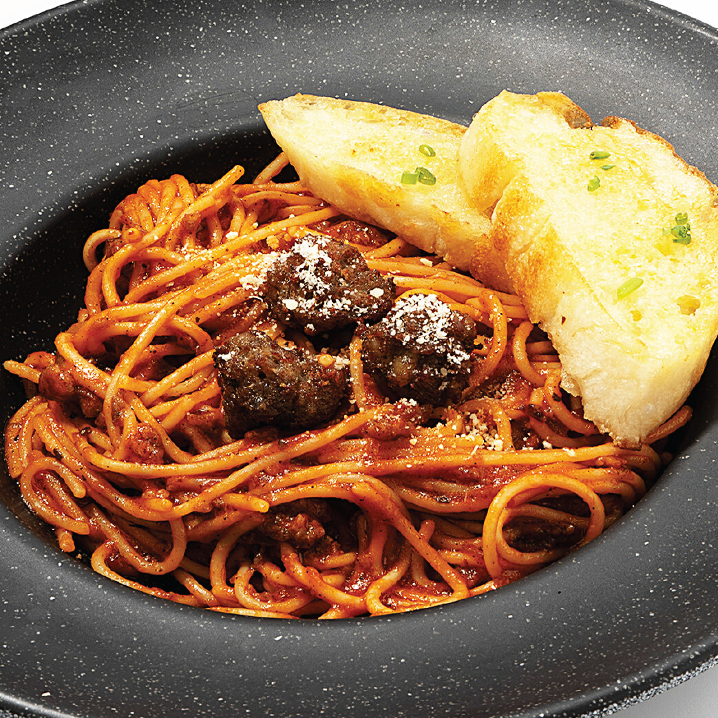 BEEFY SPAGHETTI w/ garlic bread