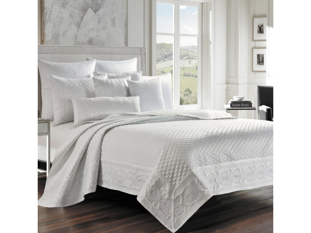 Queen/King Quilt/Coverlet Set: White, Silver, Gold, Taupe, Pearl, Colour: White