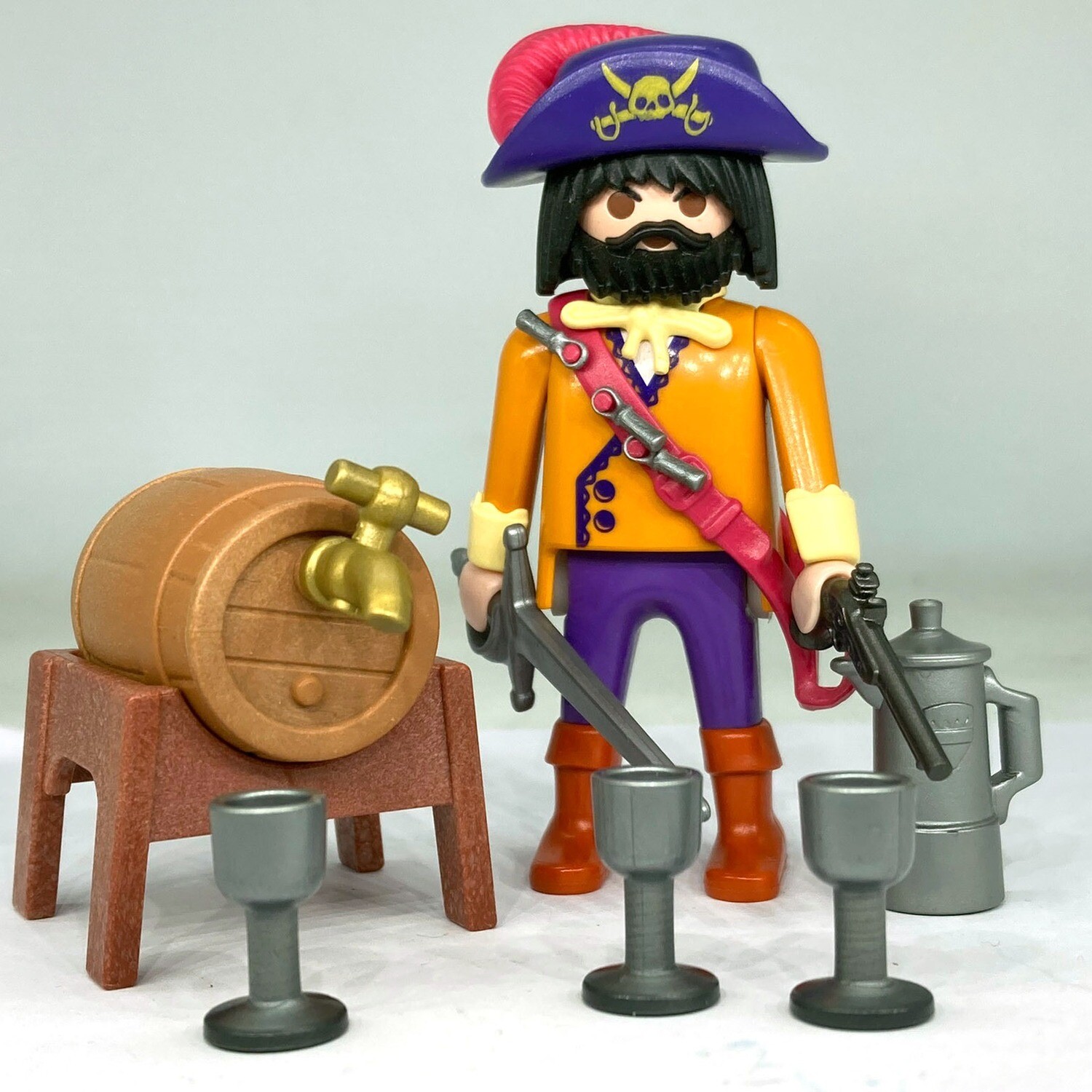 playmobil pirate capitan avec tonneau