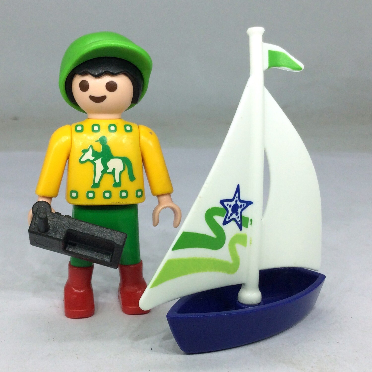 playmobil garçon et bateau télécommandé