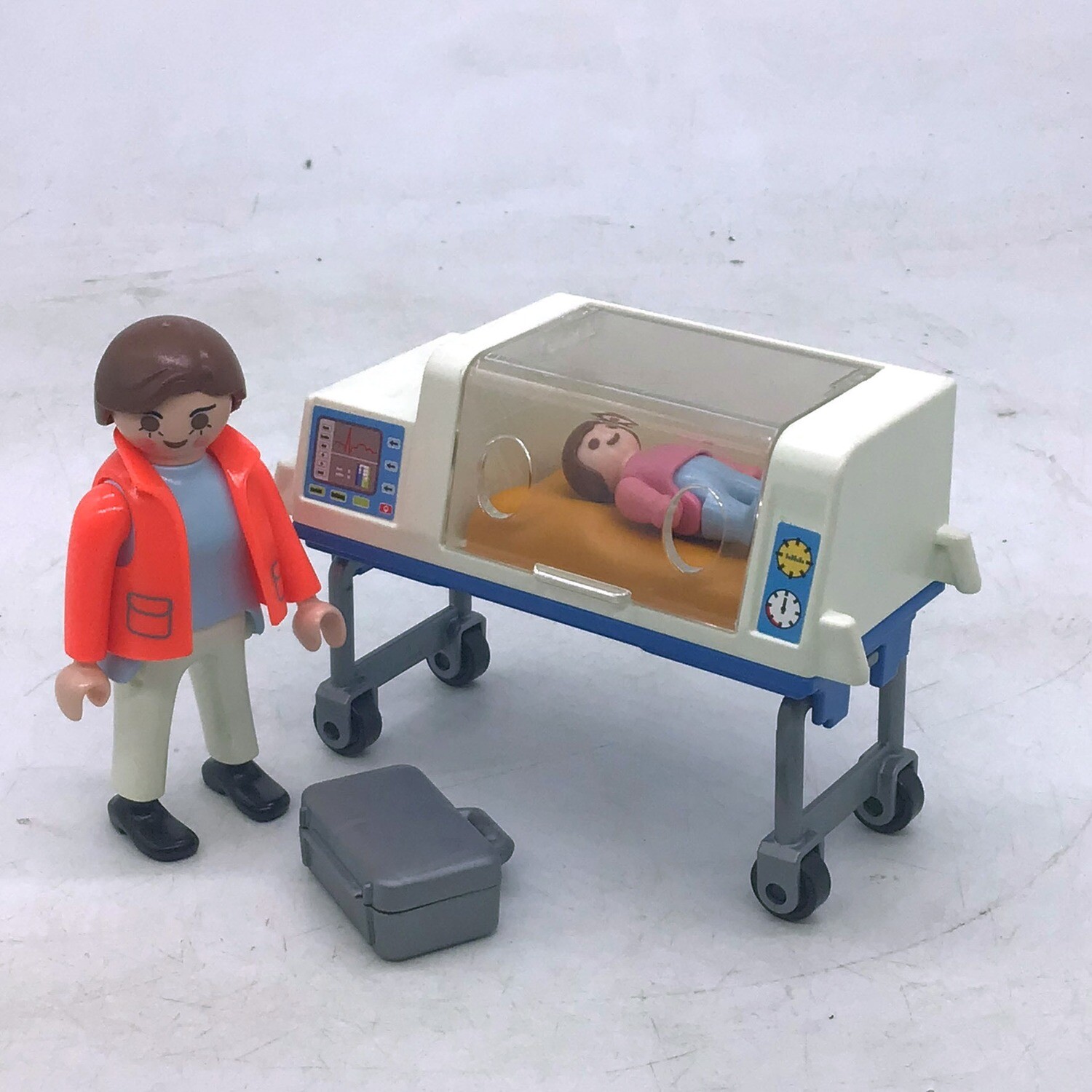 Playmobil infirmière bébé en couveuse