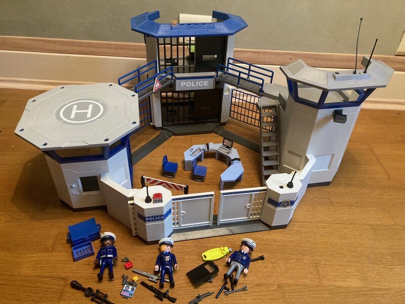 playmobil grand commissariat de police prison