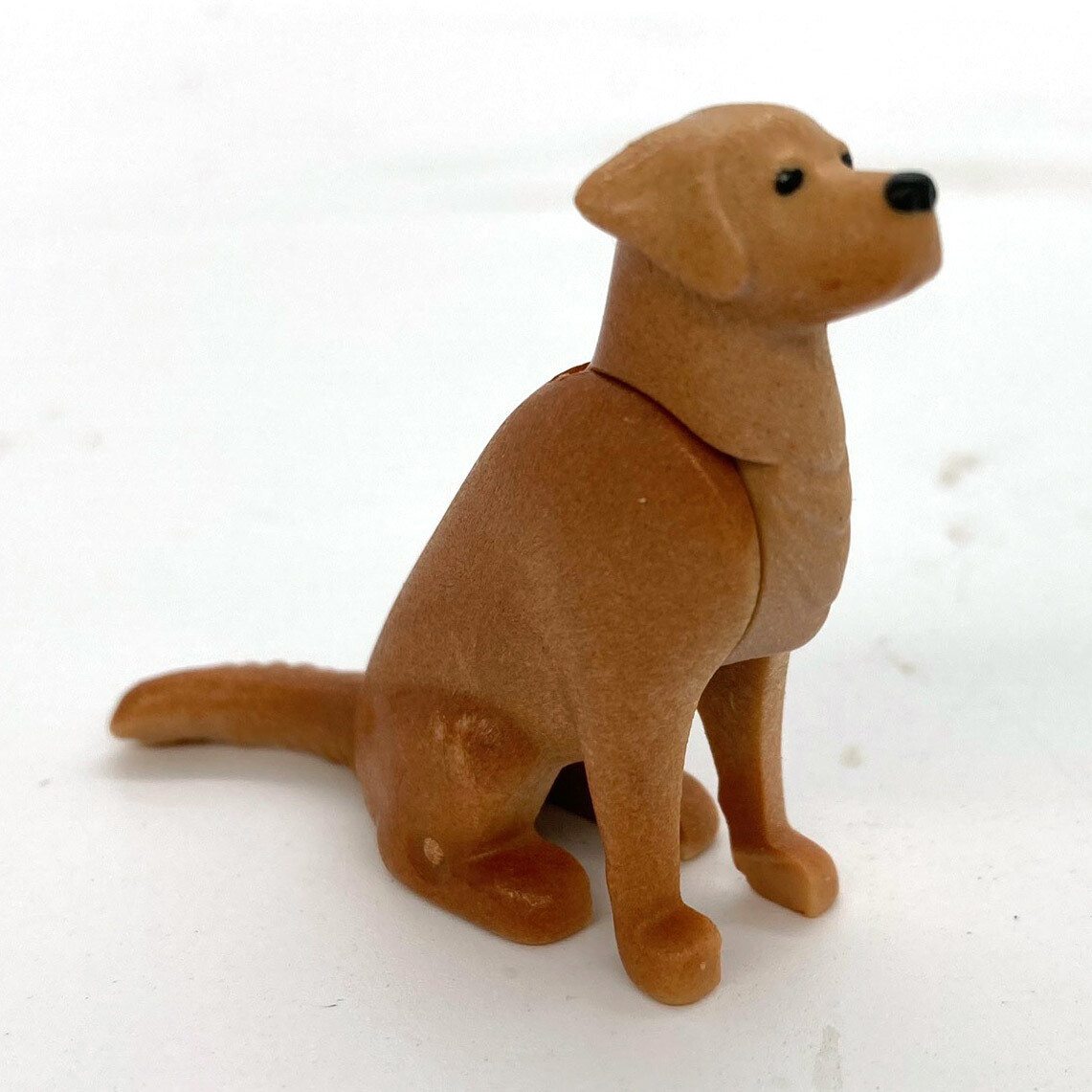 playmobil chien labrador marron assis