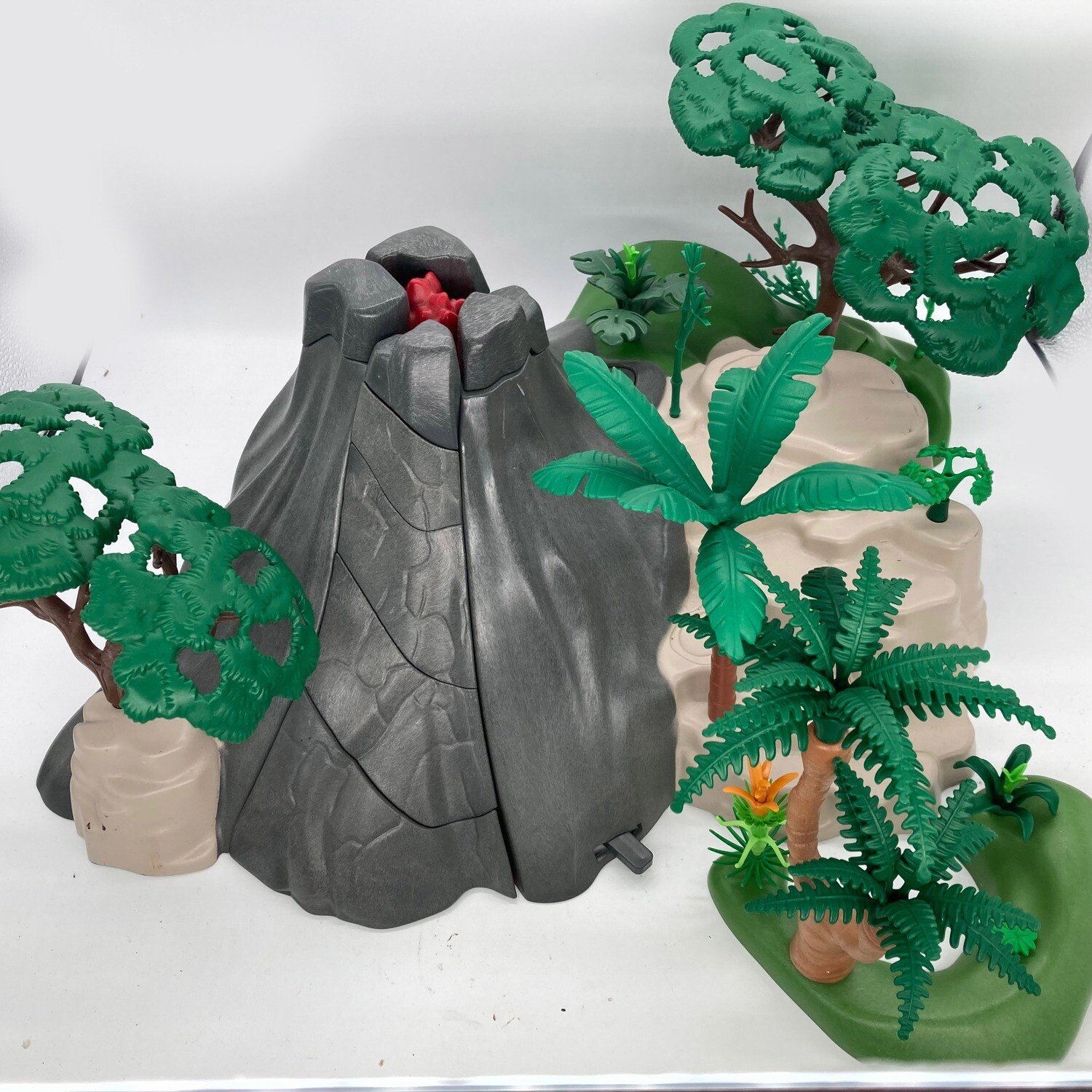Playmobil grand volcan et végétation luxuriante