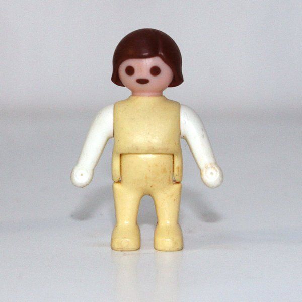 playmobil bébé fille beige