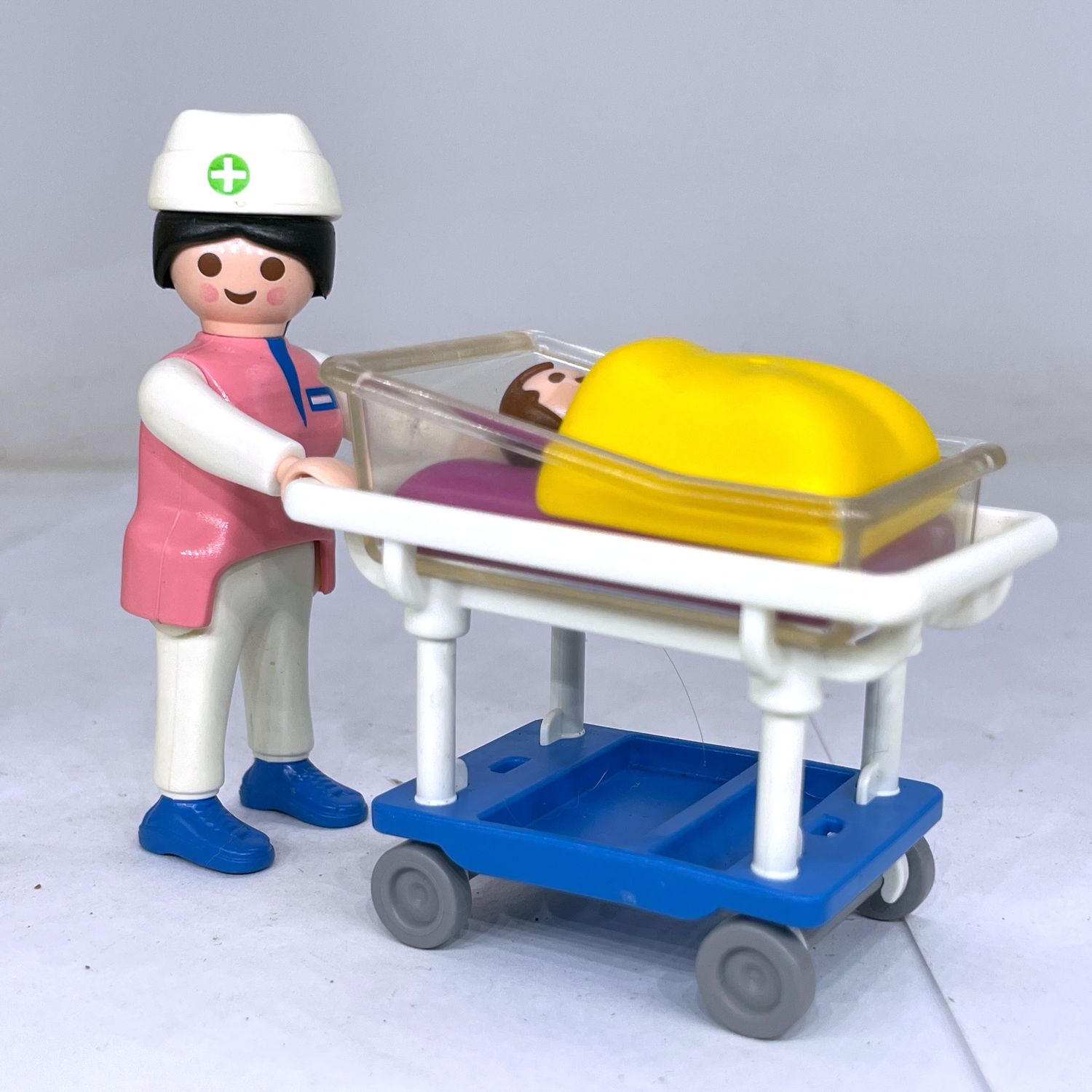 playmobil infirmière nurserie