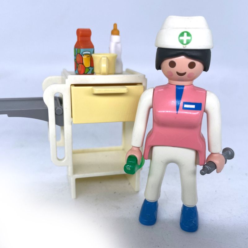 playmobil infirmière desserte