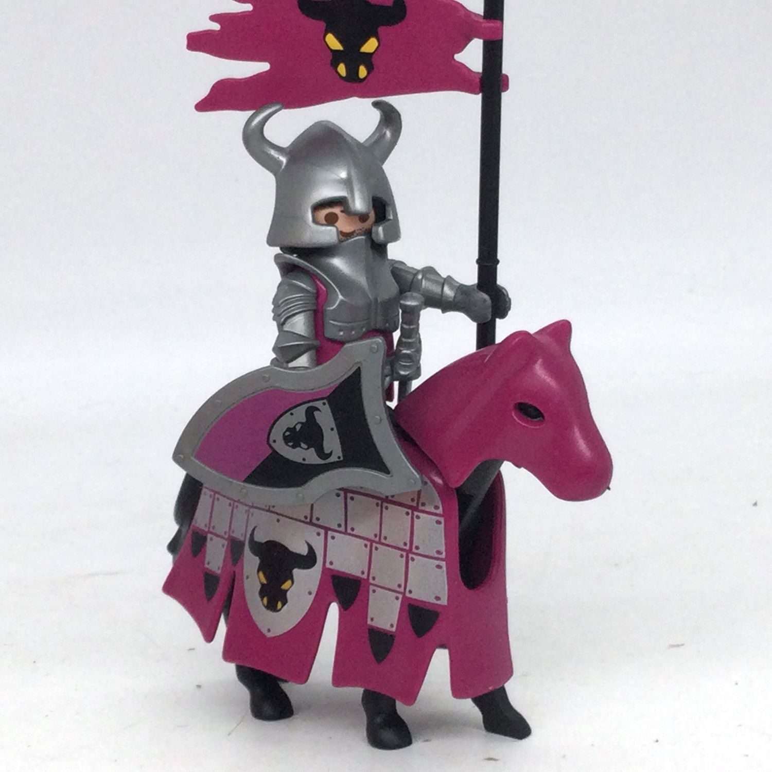 playmobil chevalier taureau violet à cheval