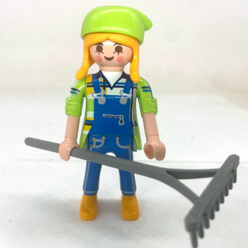 playmobil fermière rateau S4