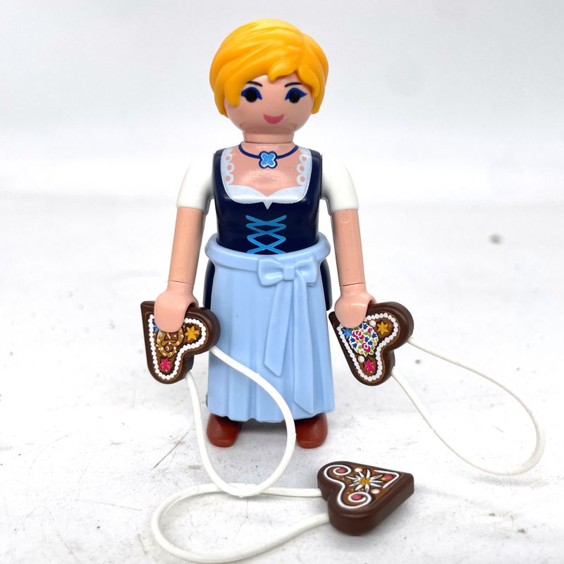 playmobil fermière tradi au gâteaux coeur S11