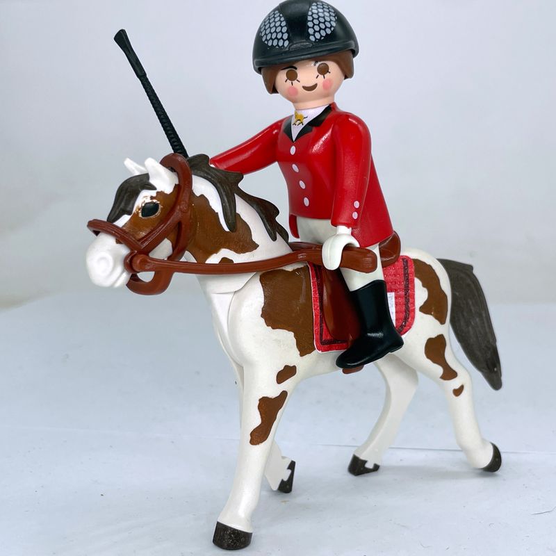playmobil cavalière hippique rouge.jpg