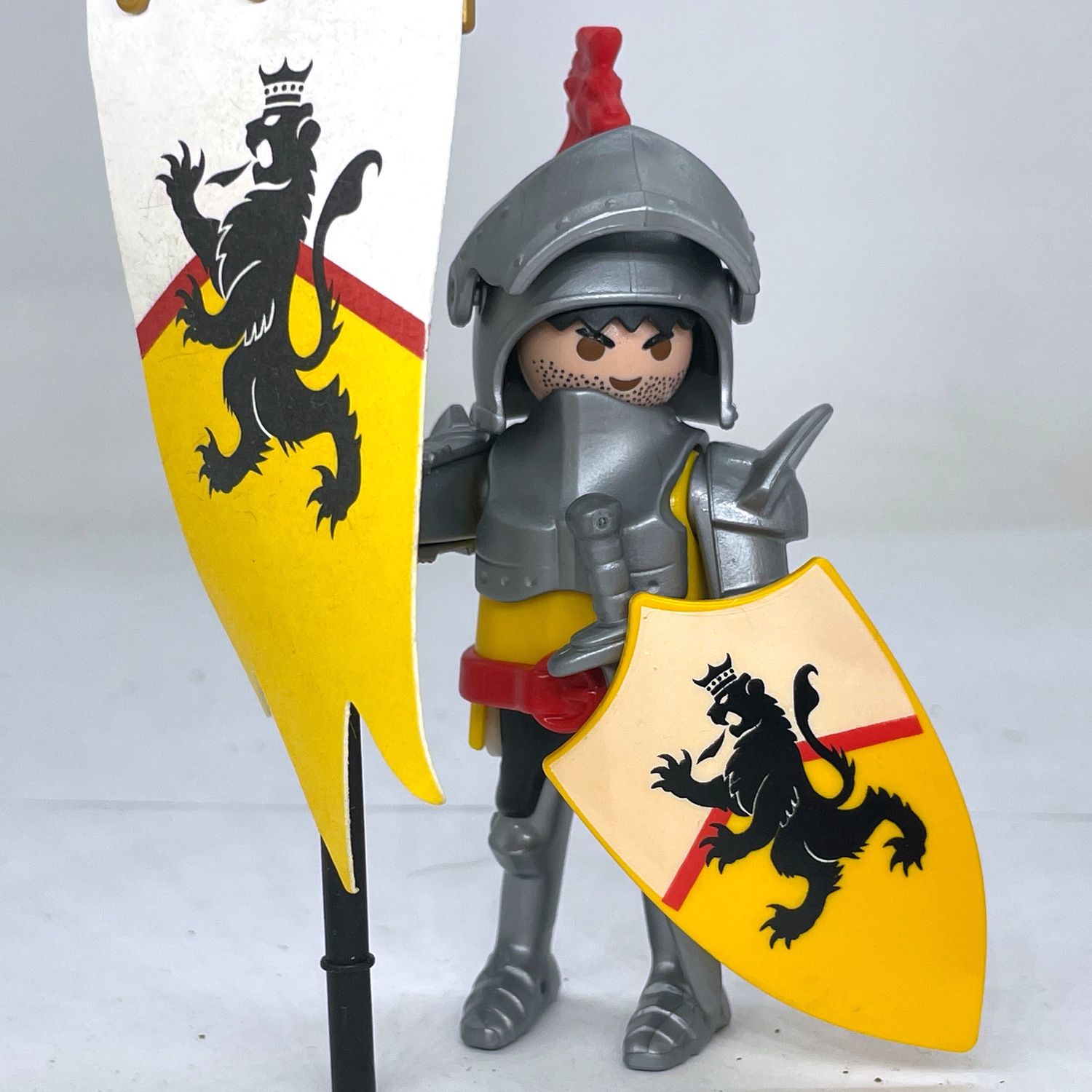 playmobil chevalier lion noir étendard