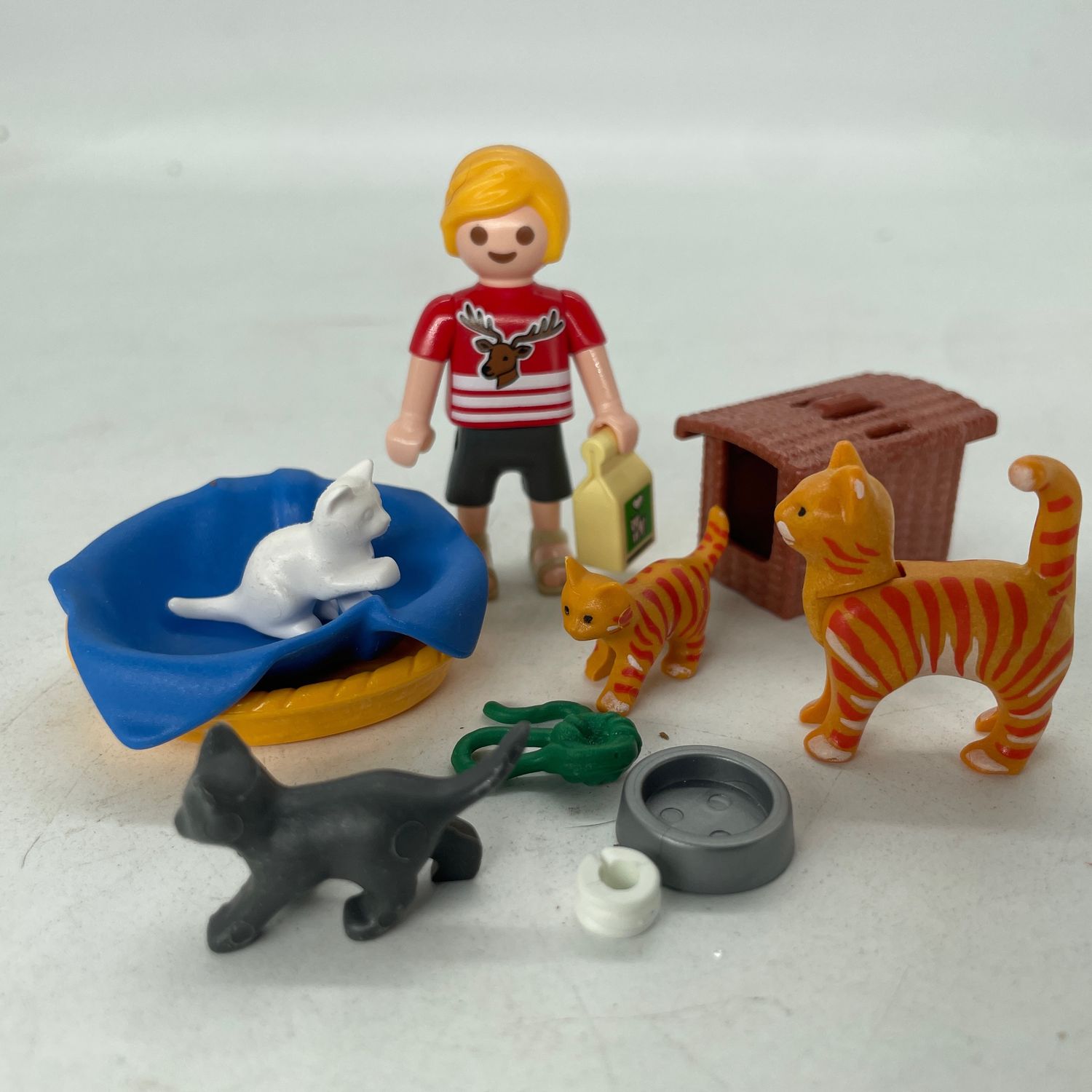 Playmobil enfant et famille de chat