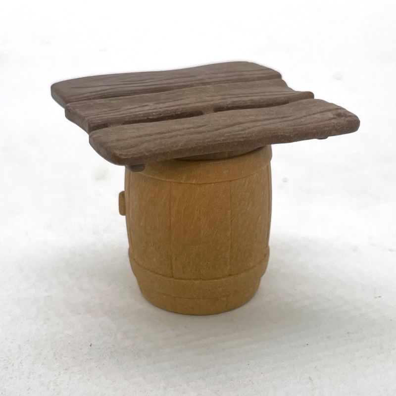 playmobil table sur tonneau