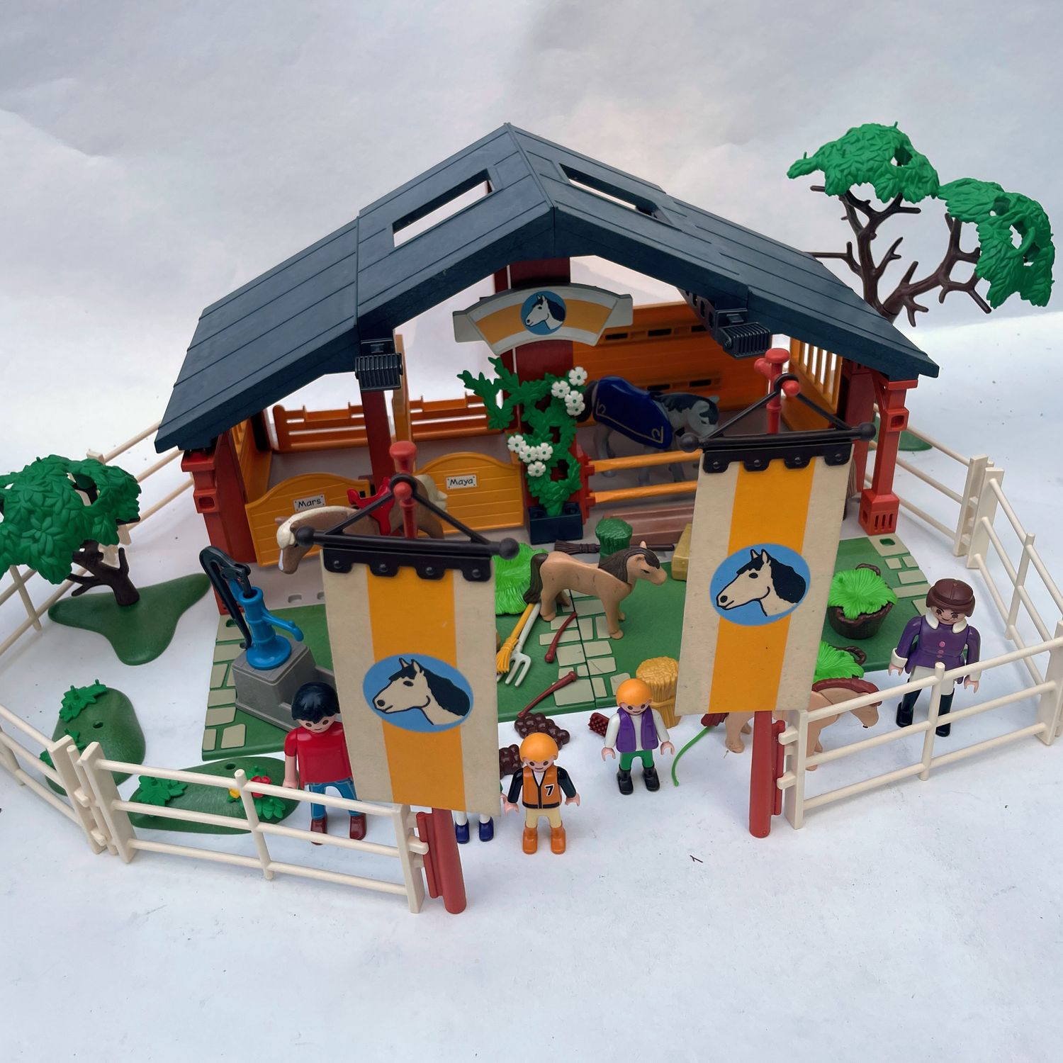 playmobil écurie classique •