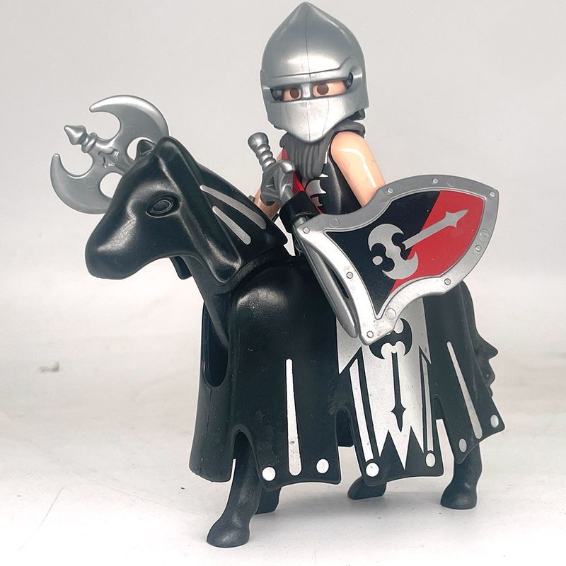 playmobil chevalier à cheval double hache