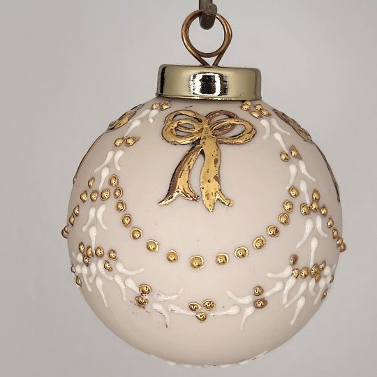 Swag Porcelain Christmas Ornament: Gold on Ivory 2.5"
