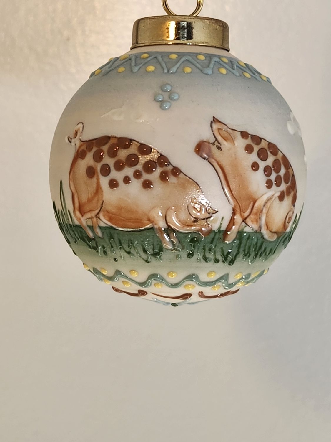Ivory Ball with Hamlet and Petunia Pigs  2.5"