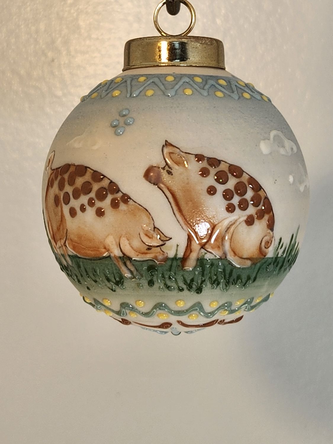 Ivory Ball with Hamlet and Petunia Pigs  2.5"