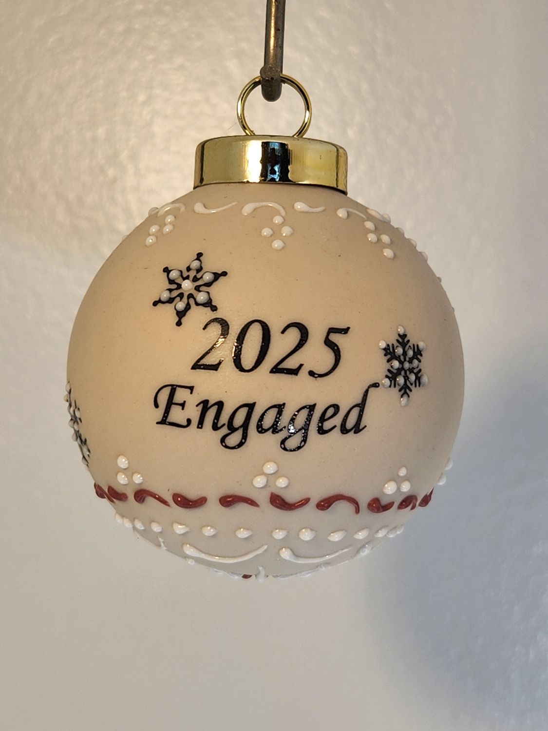 Ivory Ball with Engaged Penguin Couple 2.5"
