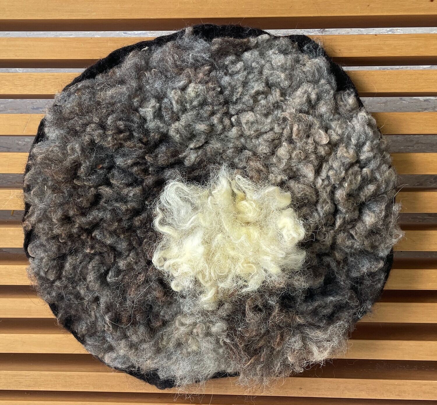 Sitzkissen Sitzkissen "Weisser Punkt", dunkel mit weissem, etwas langhaarigem Fleck