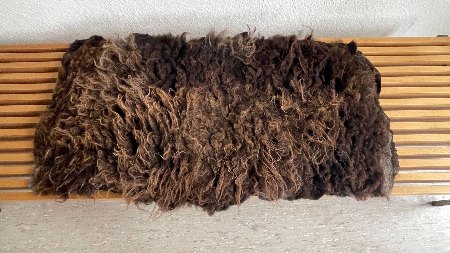 Satt warmbraunes Fell vom Pommernschaf mit helleren Spitzen für Wand, Boden oder Sofa, ca 115 x 60cm. Satt warmbraunes Fell vom Pommernschaf mit helleren Spitzen für Wand, Boden oder Sofa, ca 115 x 60cm.