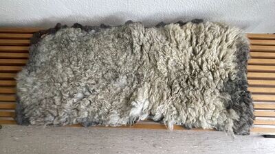 Hellgraues Fell vom Pommernschafmischling für Wand, Boden oder Sofa, ca 60 x 120cm