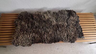 Schönes mittelgraues Fell vom Pommernschaf für Wand, Boden oder Sofa, ca 115 x 60cm.