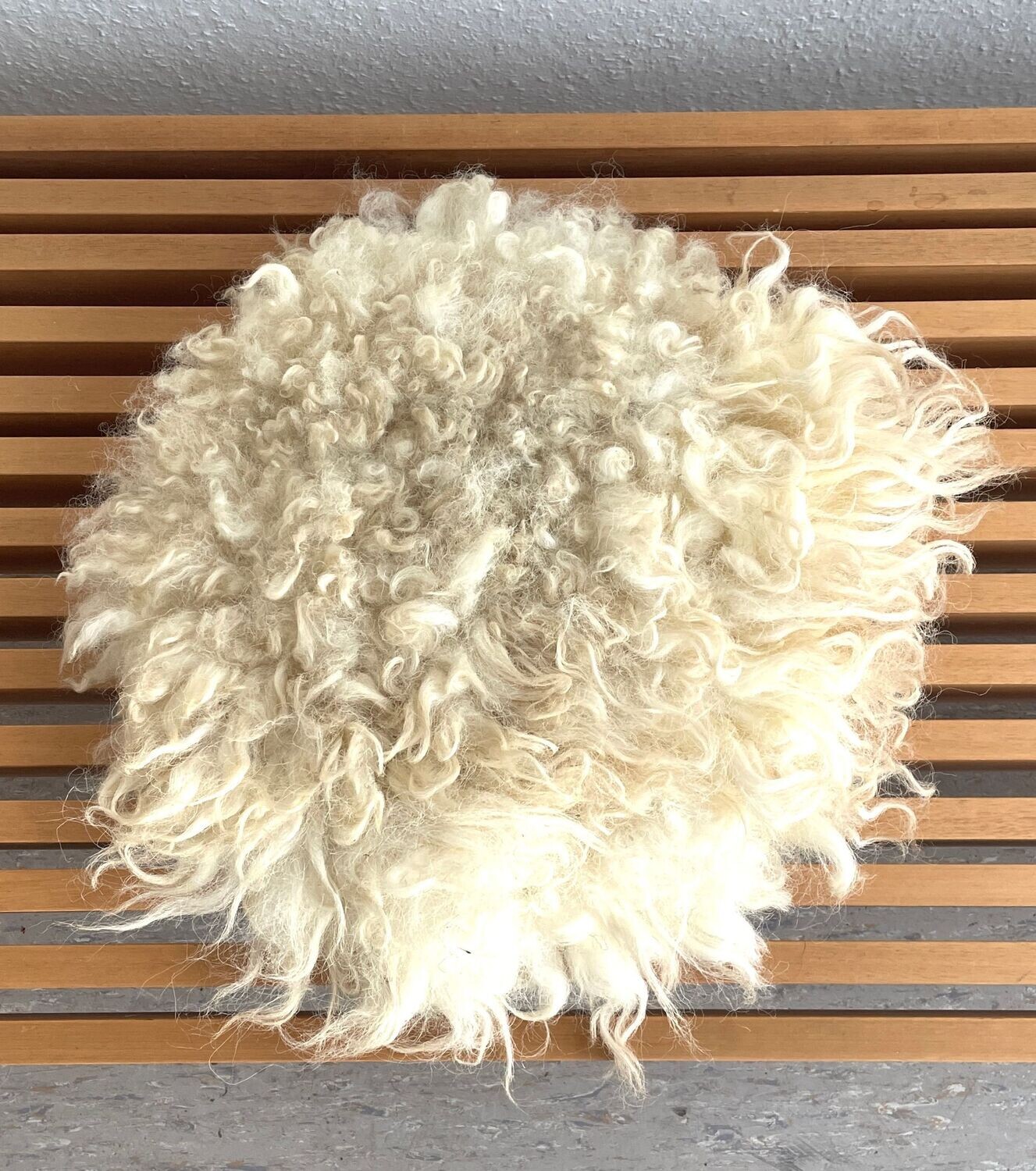 Sitzkissen Sitzkissen "Schnuckenmischling", besonders dick und warm, mit etwas unterschiedlichen Faserlängen