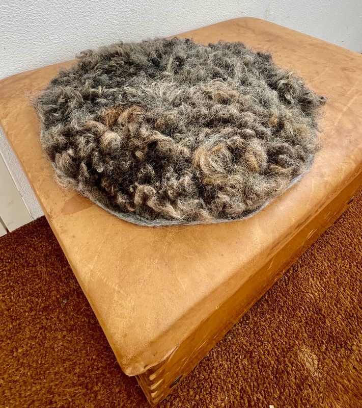 NEU - Sitzfell vom Pommernschaf dunkelgrau mit hellen Haarspitzen