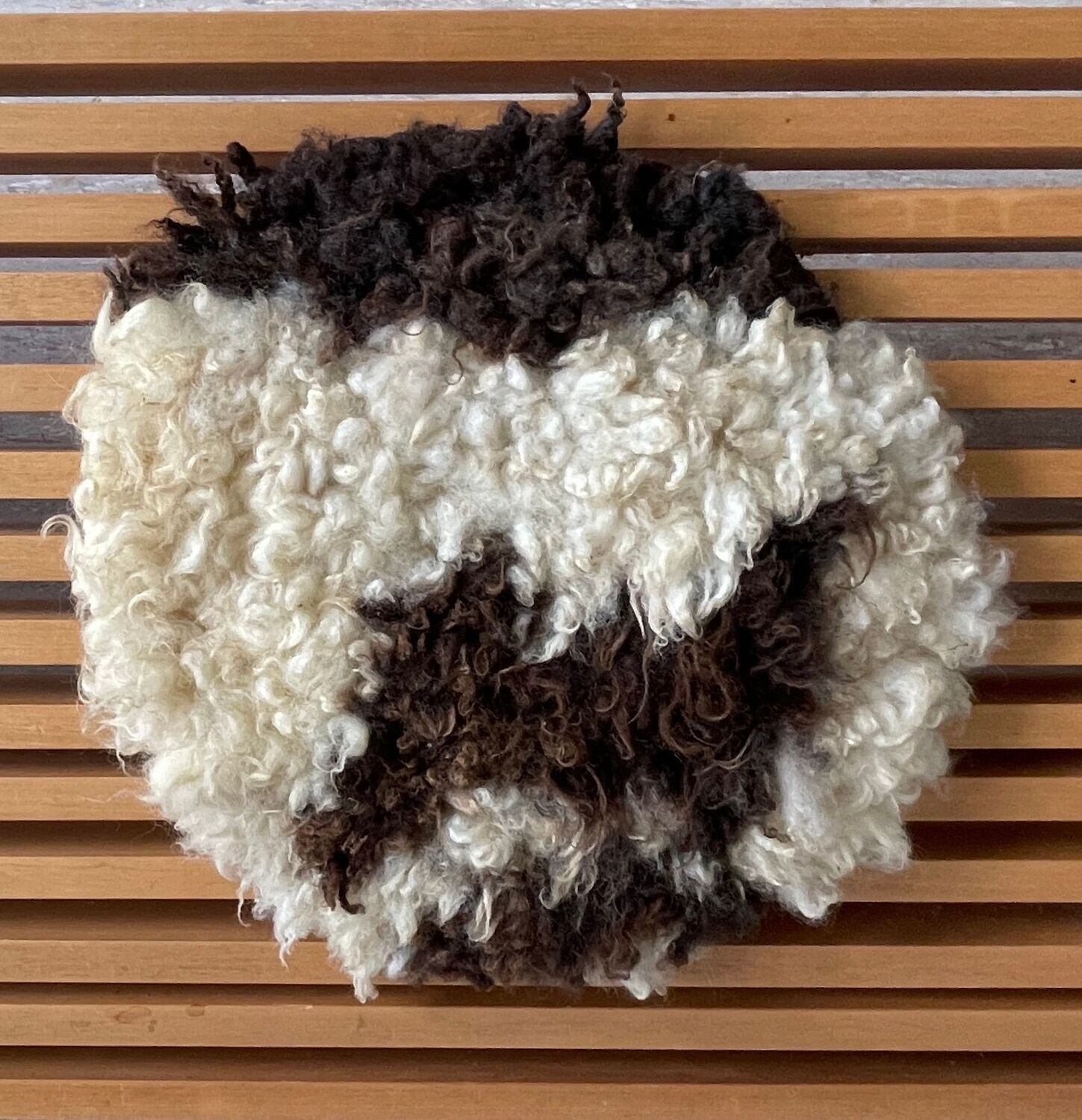 Sitzkissen "Flecki" mit braunenFlecken