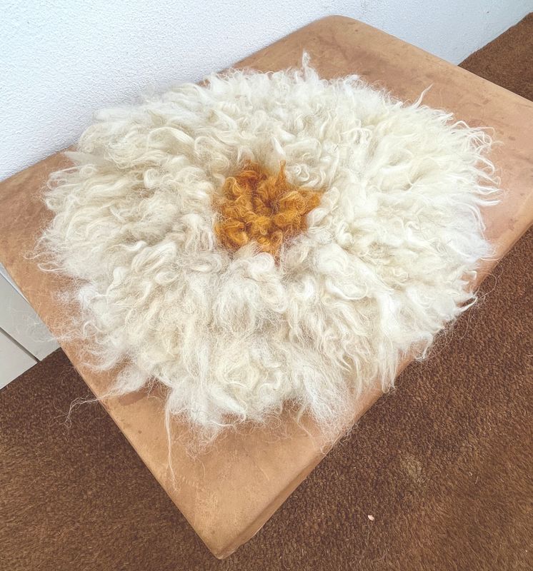 NEU - Sitzkissen mit Kurkuma gefärbtem Fleck