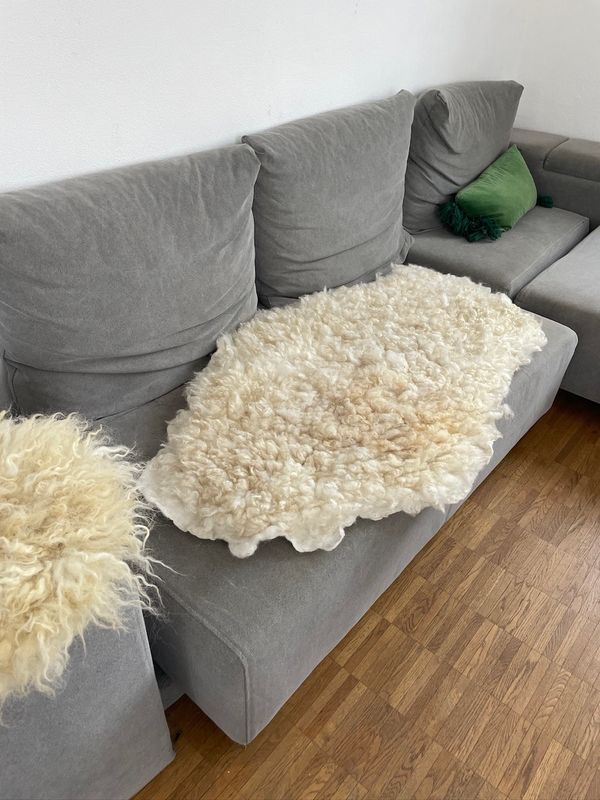 Das klassische weisse Fell diemal in organischer Form. Für Wand, Boden oder Sofa, ca 130 x 75cm