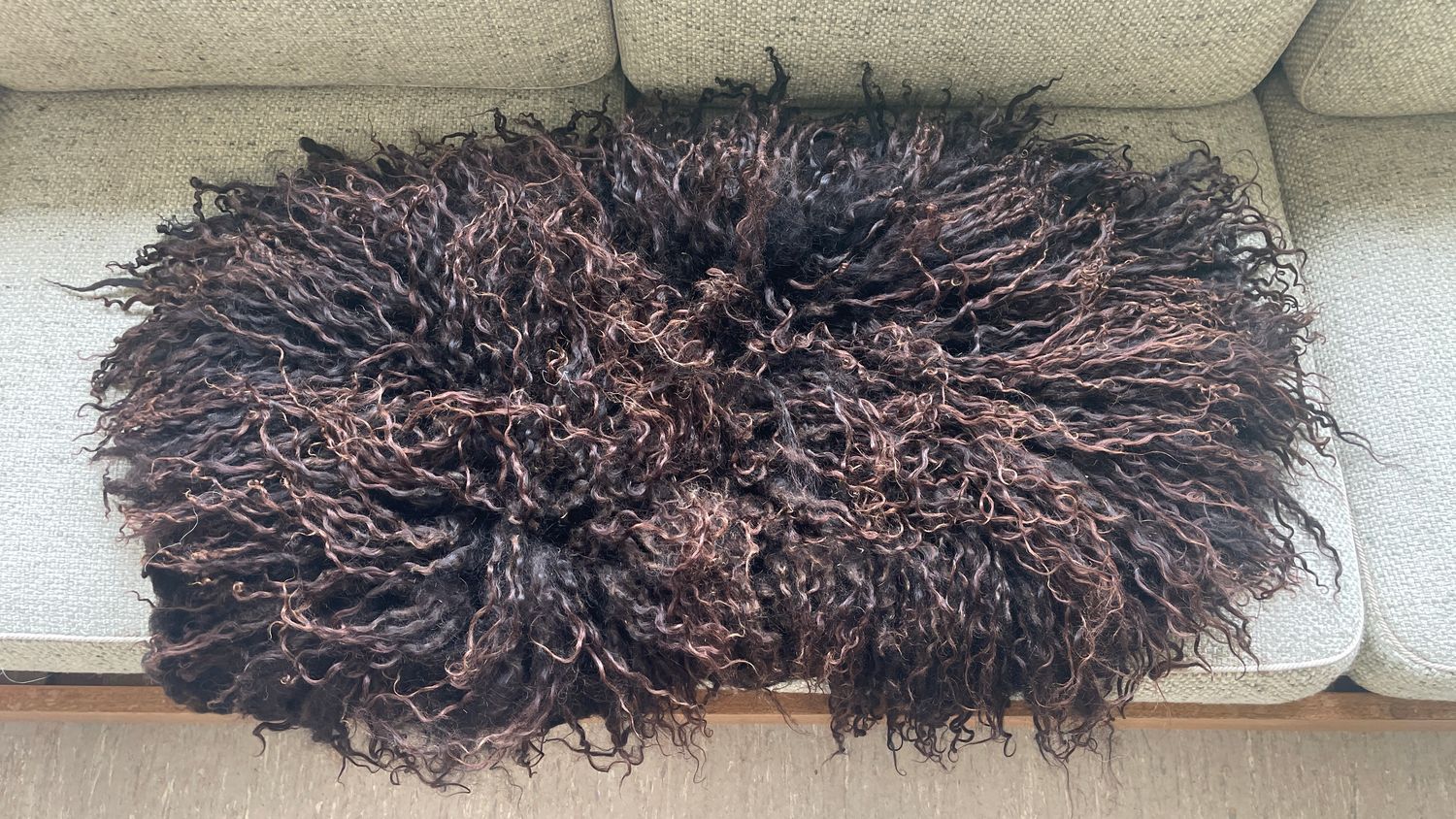 Satt warmbraunes Fell vom Ungarischen Zackelschaf mit langen lockigen glänzenden Haaren.  ca 105 x 60cm.
