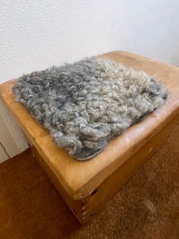 Quadrat – Sitzkissen vom Pommernschaf dunkelgrau bis hellgrau