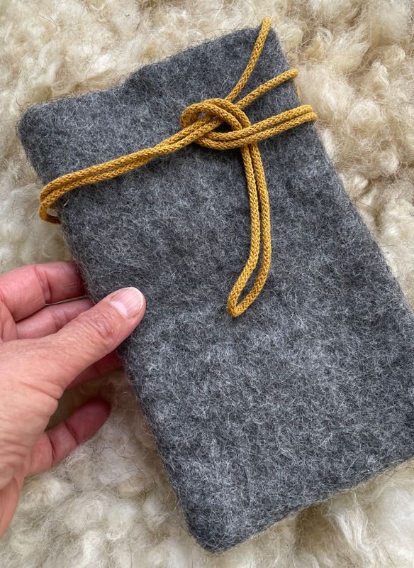 Handytasche, handgefilzte Hülle mit farbiger Baumwollkordel, ca. 12 x 20cm