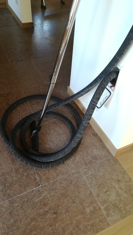 Tubo flessibile con rivestimento per tubo a scomparsa
