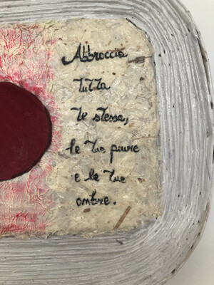 Cesto Artigianale Bianco con Messaggio Motivazionale e Scultura Dea Madre Sarda