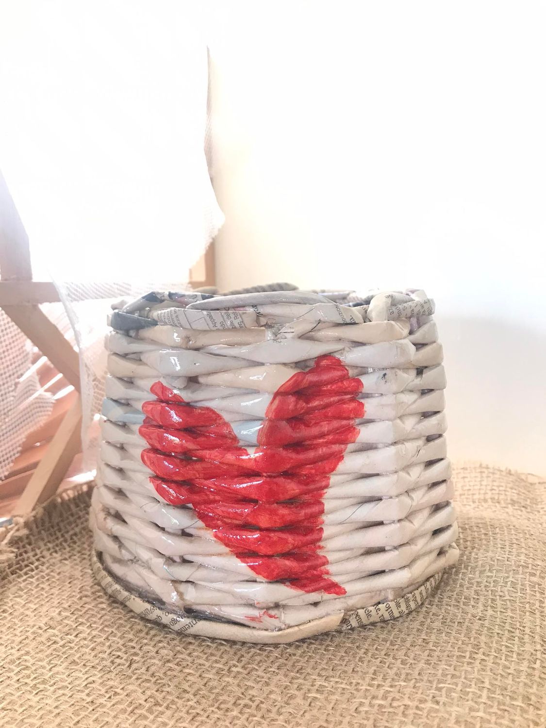Cestino Artigianale  in Carta Riciclata Intrecciata - Cuore Rosso Dipinto a Mano da Gio&#39;s e  Art
