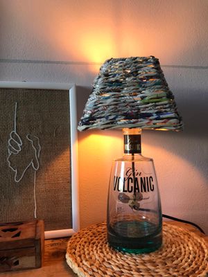 Lampada Bottiglia Eco-Friendly con Paralume in Carta Riciclata Intrecciata